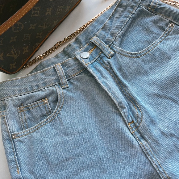 High Waisted Light-Wash Raw Hem Jeans - Picture 7 of 9